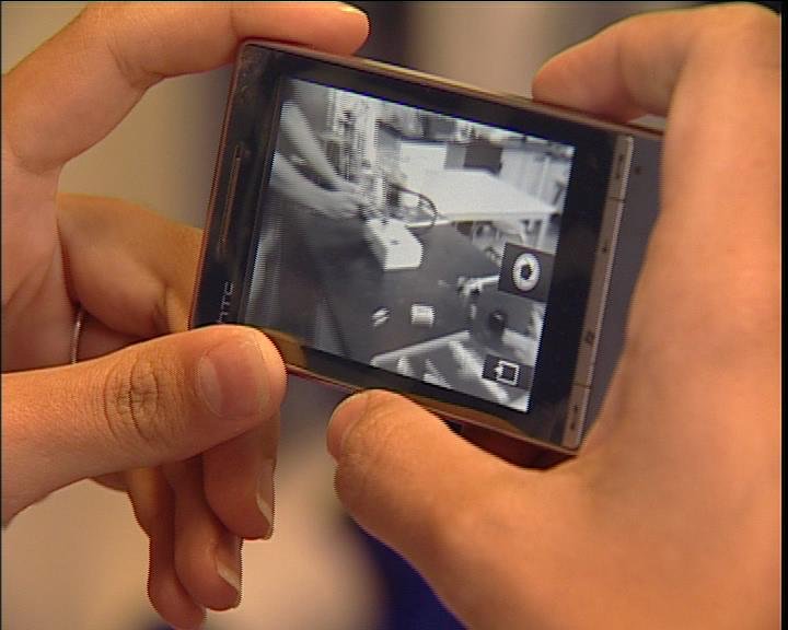 SSP-koordinator og Red Barnet advarer mod en trend, hvor skoleveninder udveksler nøgenfotos på mobiltelefonen.