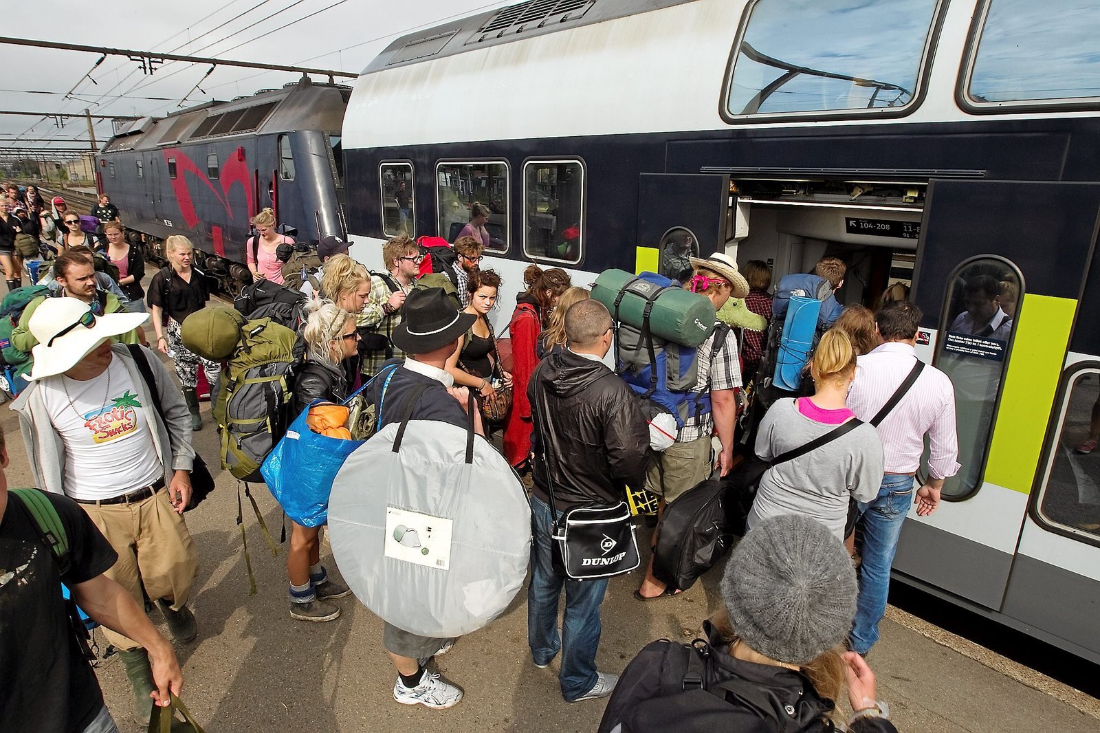 Festivalgæster opfordres til at tage offentlig transport til Roskilde på grund af massive bilkøer.