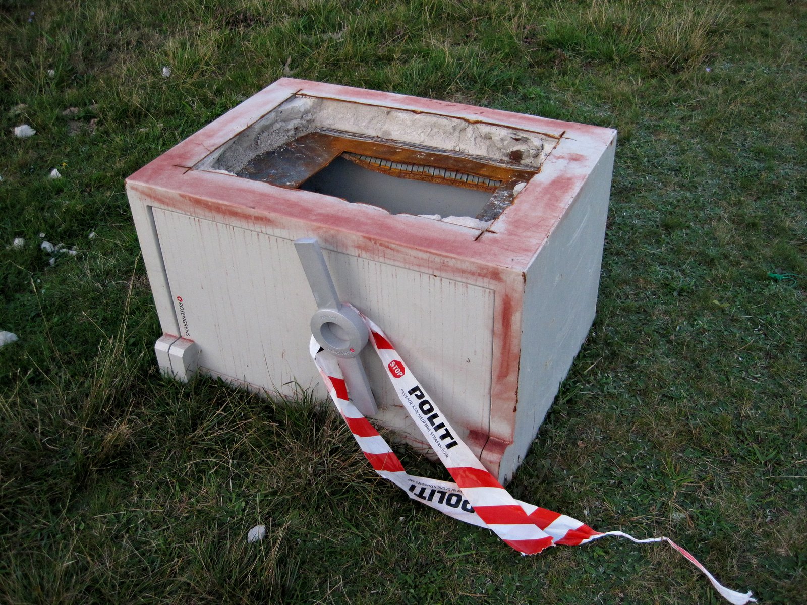 Pengeskab sprættet op på Vesterlyng.