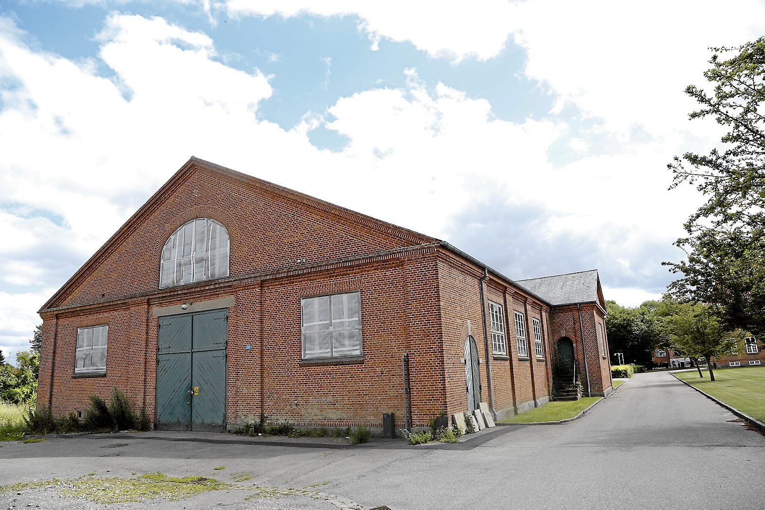 Ringsted Kommune overtog kasernebygningerne, herunder ridehallen, i 2001. Hallen har blandt andet Ringsted Musik- og Kulturskole som nabo.