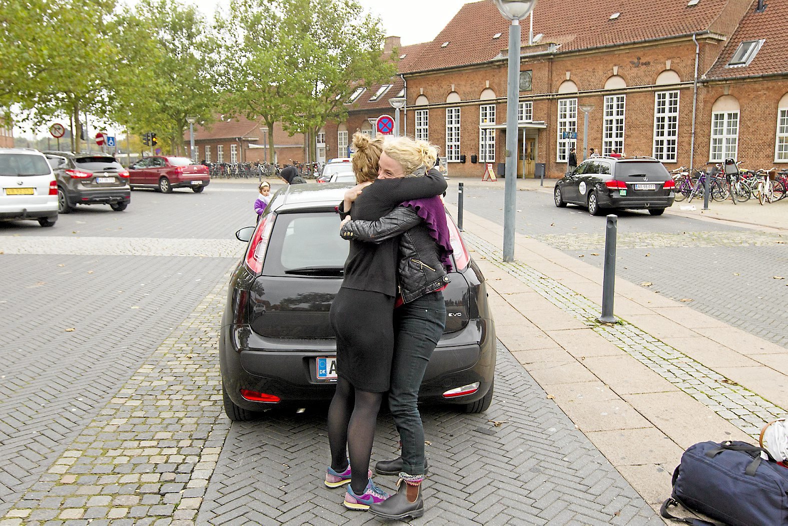 Slut med farvelkram foran stationsbygningen. Ringsted Forsyning spærrer parkering og drop-off pladser.