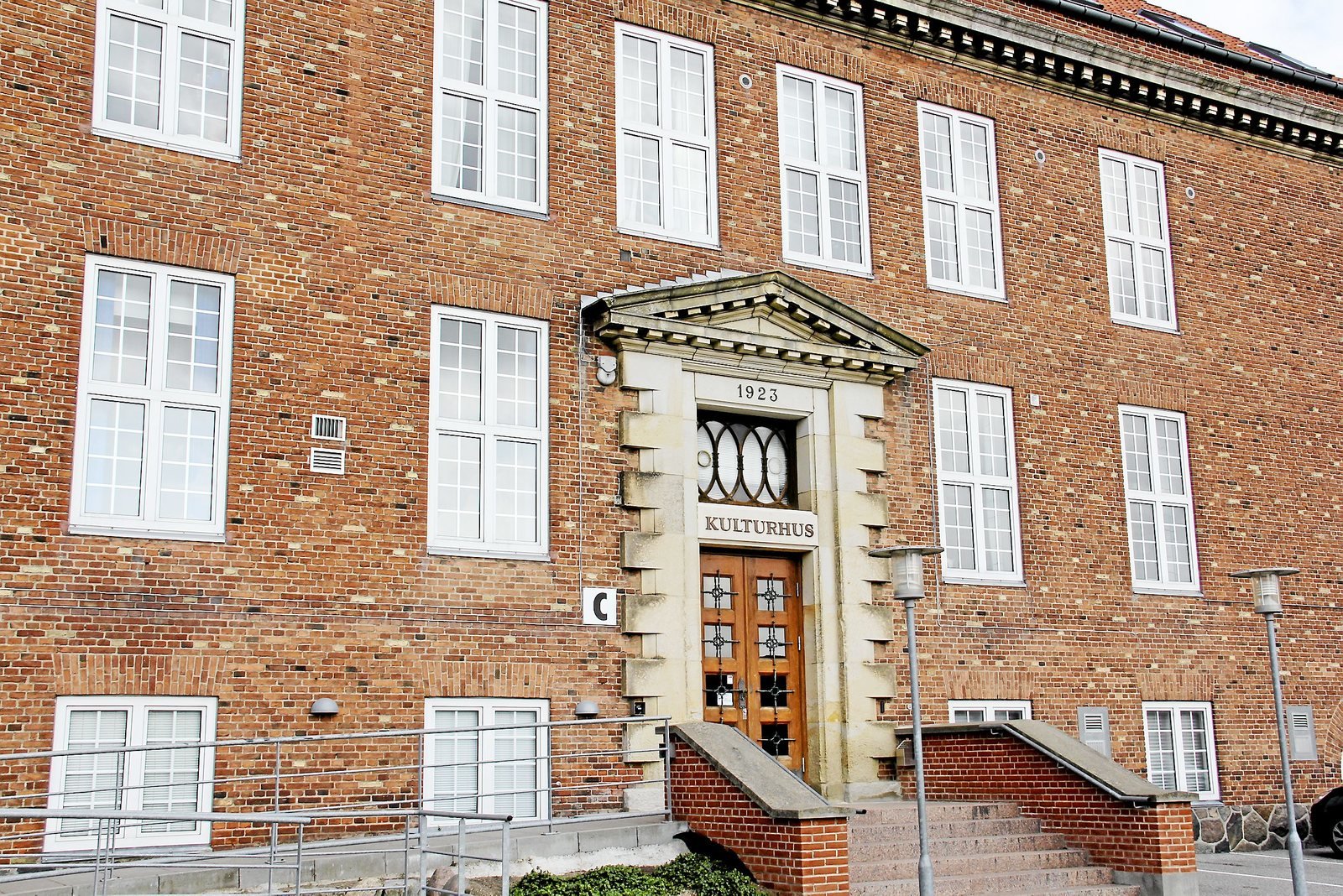 Korsør Kulturhus, der er indrettet i den tidligere Halsskov Skole, skal ifølge et politikerflertal også være hjemsted for bibliotek og borgerservice.