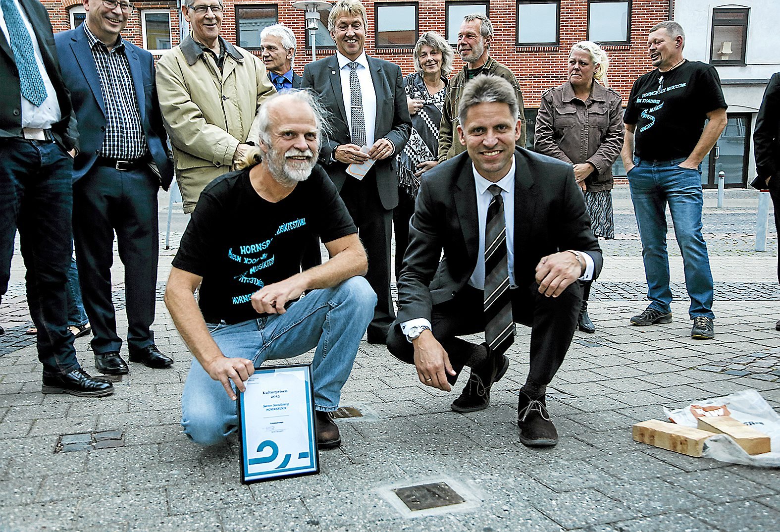 I 2015 fik Søren Sandbjerg (t.v.), formand for Hornsrock, Frederikssund Kommunes Kulturpris. Her ses han sammen med daværende formand for Fritidsudvalget Morten Skovgaard (t.h.).