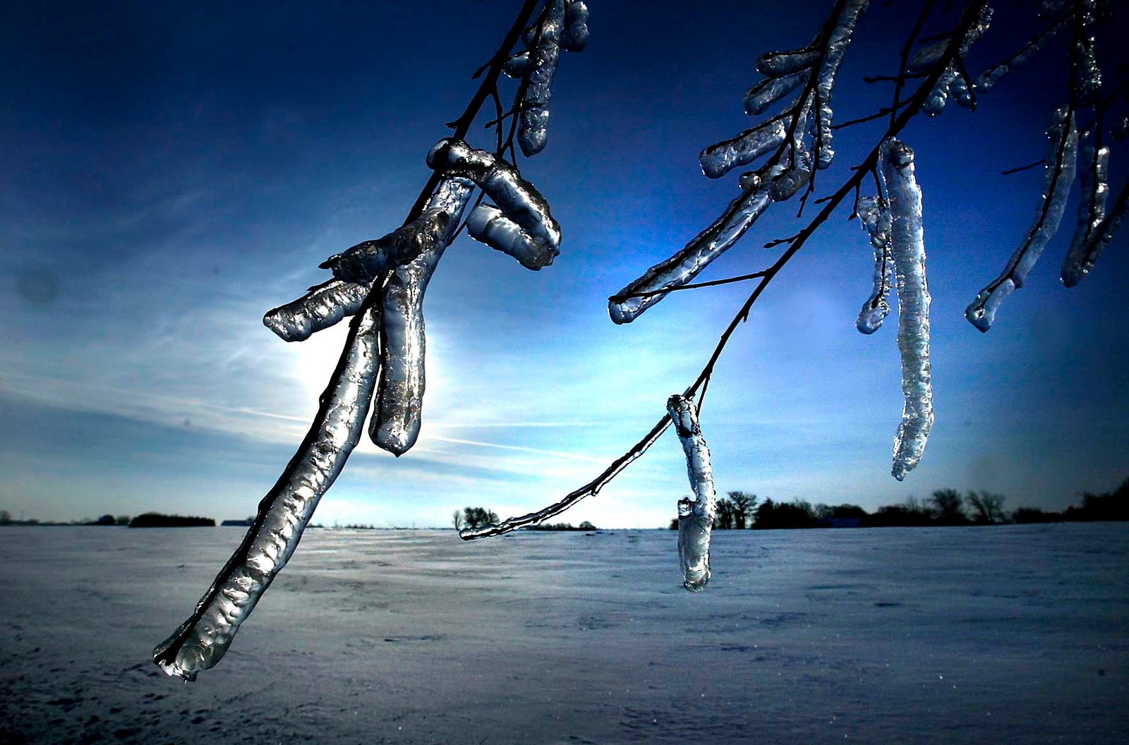 Endnu en kold vinterweekend venter os efter en nat med tocifrede minusgrader. Søndag skal bilisterne passe på.