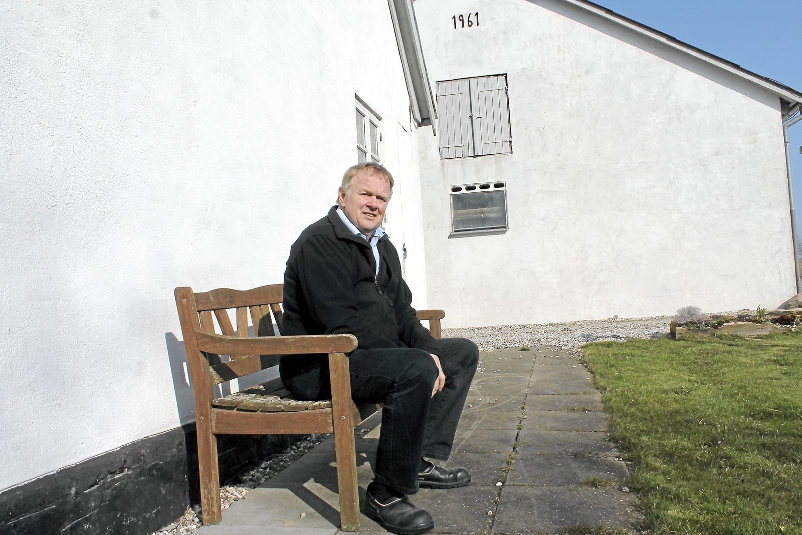 Knud Larsen fotograferet i 2015 med gården Hesselholt i baggrunden.