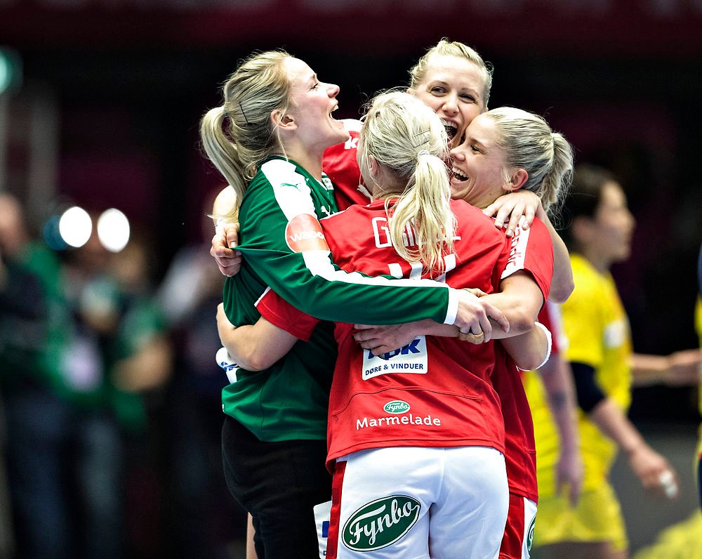 Danmark åbnede VM på hjemmebane med en sikker sejr over et fysisk overmatchet japansk hold.