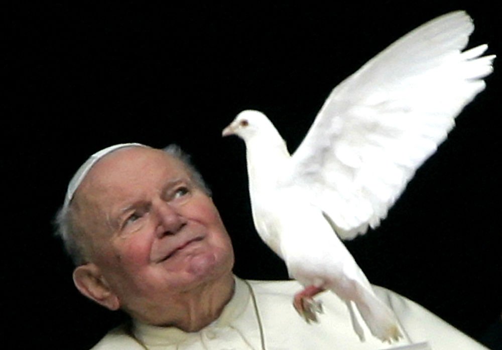 Paverne Johannes Paul II og Johannes XXIII får begge officielt titel som helgener den 27. april 2014.