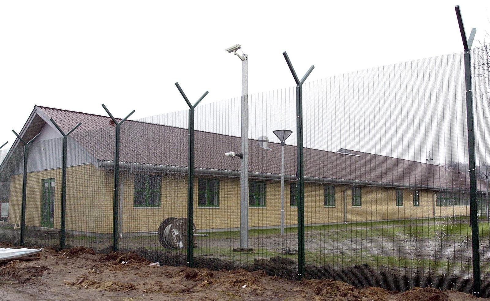 Det åbne statsfængsel i Jyderup har fået aftale med politiet efter en gruppe unges forsøg på at trænge ind til en afsoner. Fængslet tager sagen meget alvorligt.