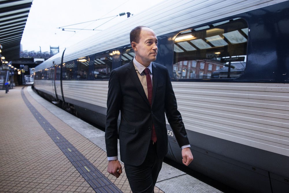 De såkaldte klapsædebilletter bliver droppet i oktober. Det undrer transportministeren og de studerende.