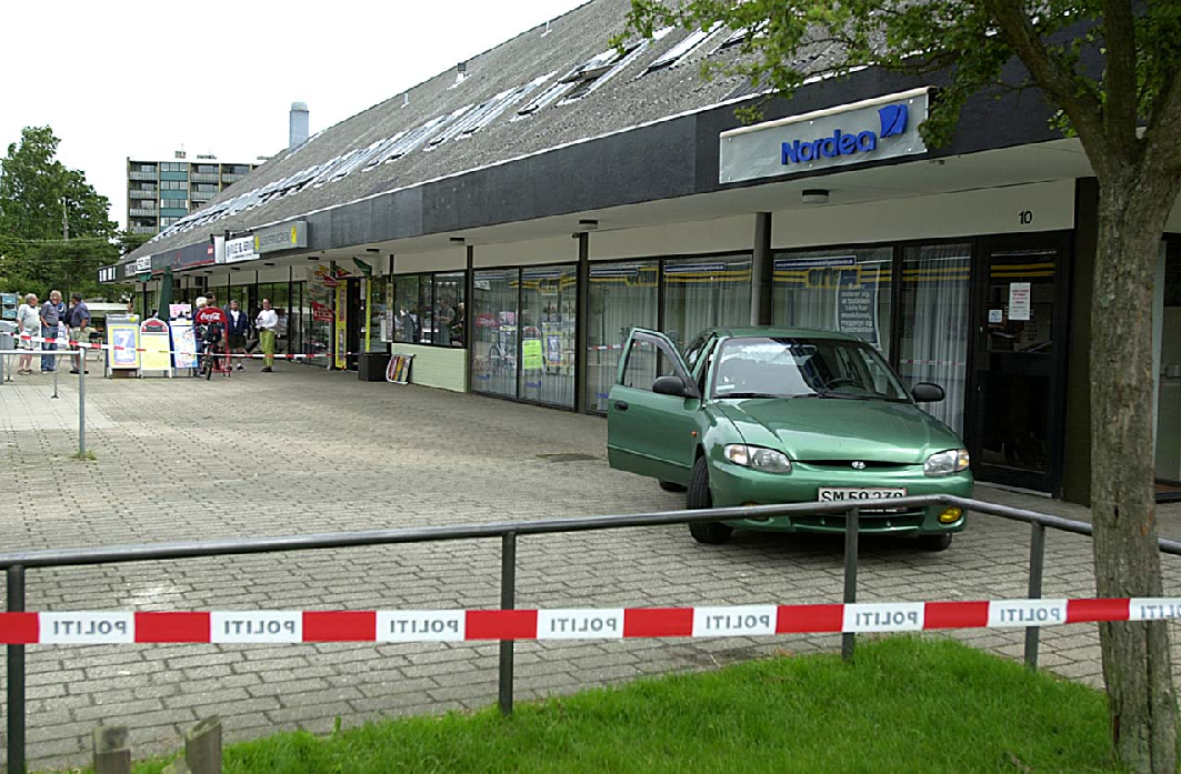 Der blev skudt et dræbende skud gennem ruden i denne bil i forbindelse med røveriet i 2002, som skete for øjene af mange borgere i centret.