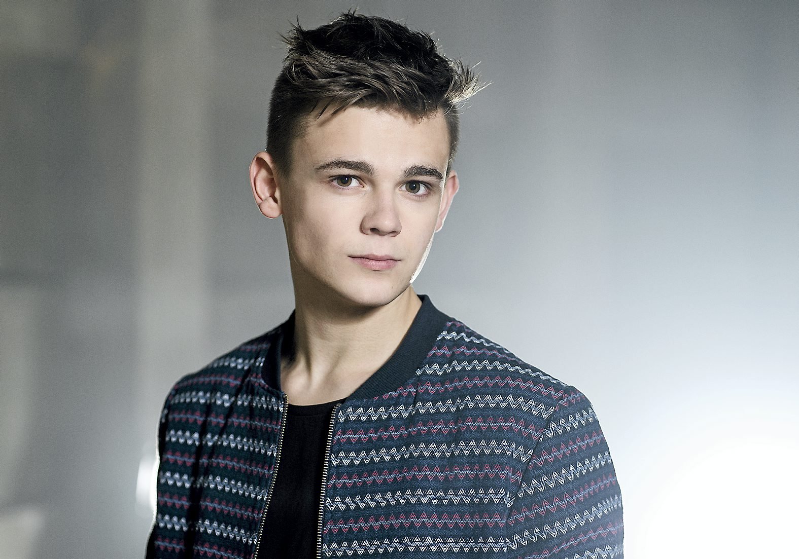 Sangtalent:»Jeg har det fint med at konkurrere mod andre. En af grundene til at jeg meldte mig til X Factor er, at jeg bliver sat op mod andre og får en fornemmelse af, hvordan jeg synger i forhold til dem,« siger 17-årige Mathias Chrøis.
 
	 Med i X Factor. Mathias Chrøis fra Taastrup gik i fredags videre i sangkonkurrencen X Factor i kategorien unge sangere. Interessen for musik stammer fra hans far og fra de lokale musicals, han har medvirket i.