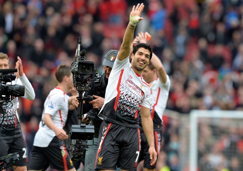 Liverpool sejrede stort ude mod Manchester United og styrkede sin position i mesterskabskampen.
