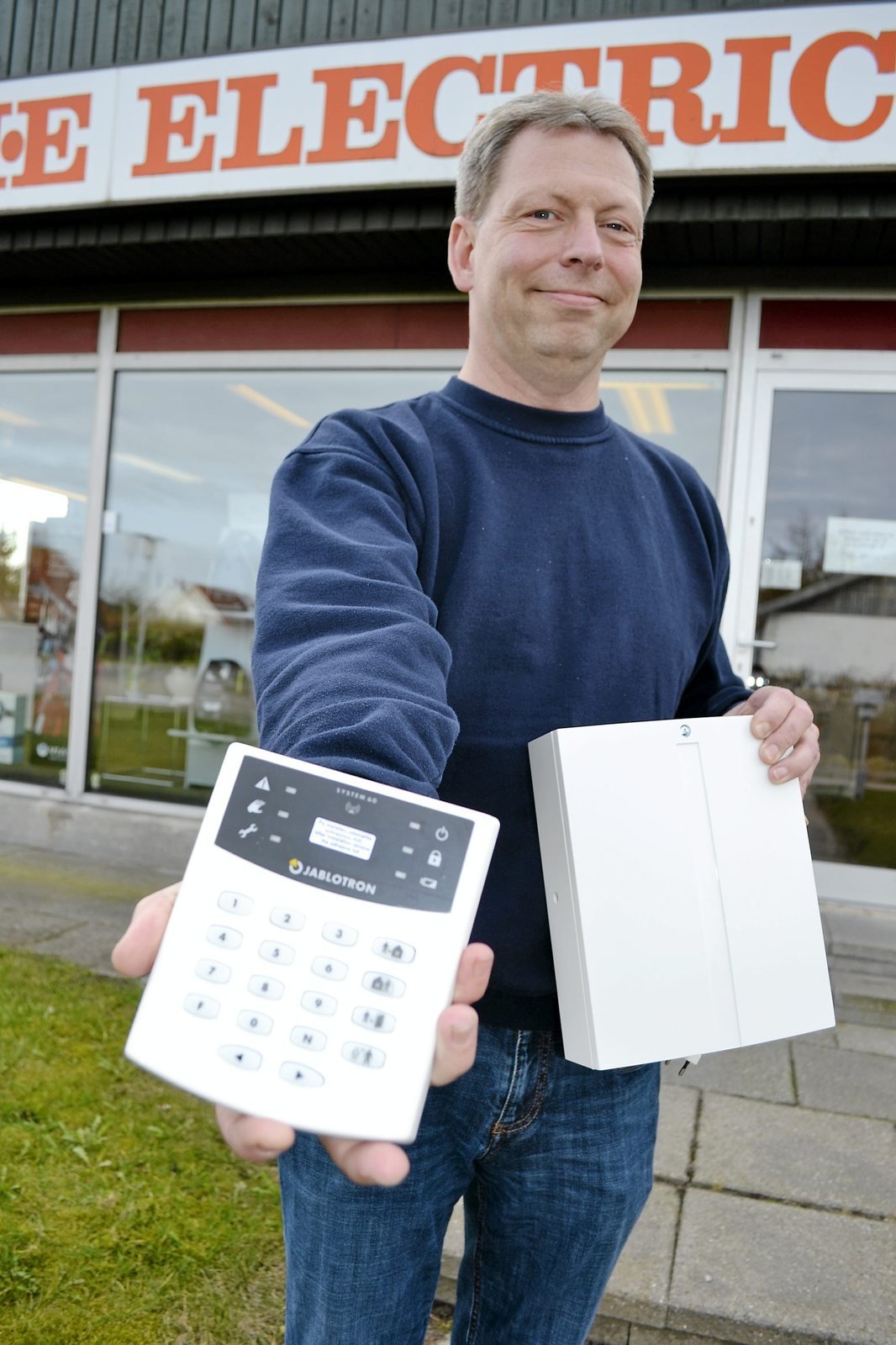 Vil man have en billig alarm, skal man vide, at den er let at uskadeliggøre. En professionel alarm er derimod håbløs for tyven at få ram på - og så kan den tænde for varmen i sommerhuset.