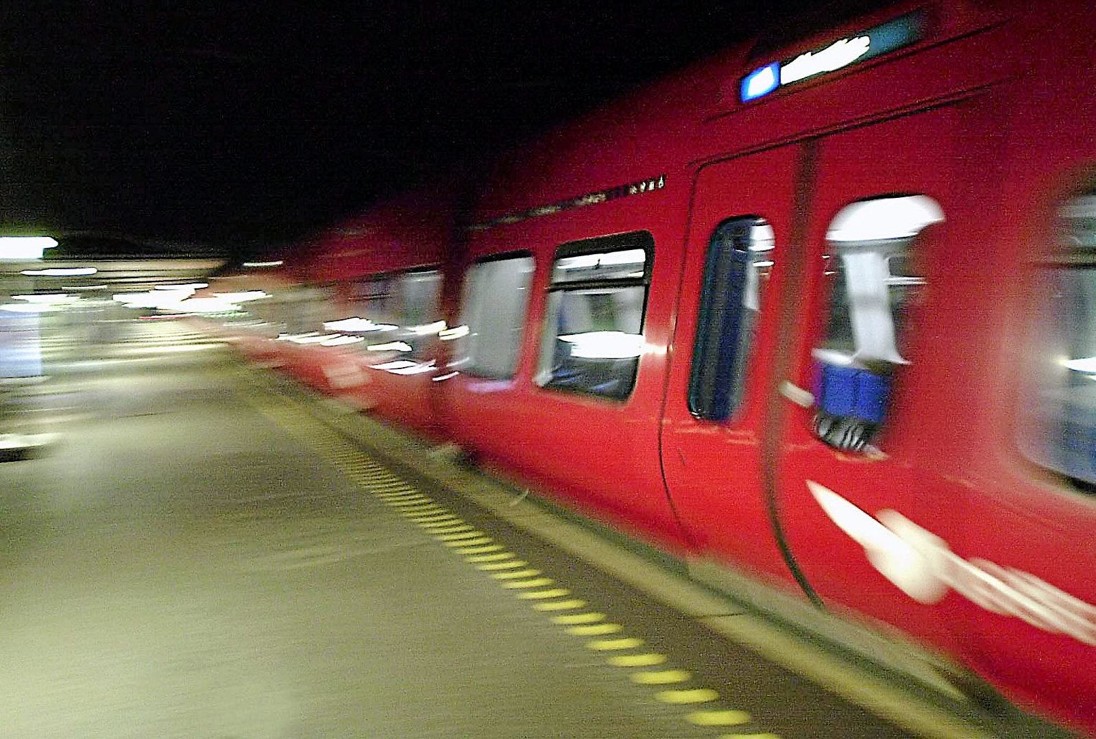 Alle S-tog holder stille fra tirsdag middag på grund af tekniske problemer. 100.000 passagerer berøres.
