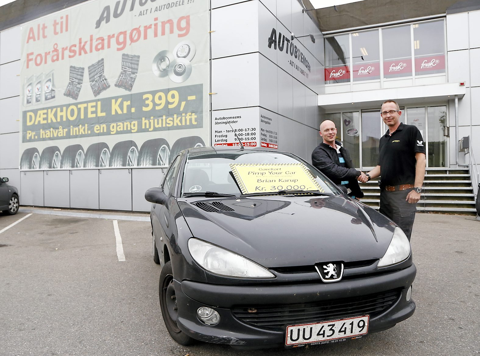 Autobremsen i Rødovre er klar med stylingudstyr, så Brian Krarup's Peugeot 206 ender som en »sprød spand«.