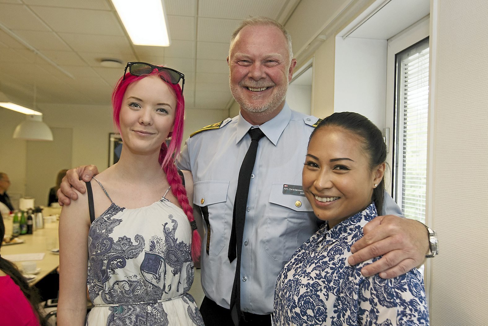 Nicole Brøggler fra Solrød Strand blev sammen med veninden Rhea De Guzman hædret af Vestegnens Politi for at give førstehjælp i forbindelse med knivdrabet på Ricko Træholt på Høje Taastrup Station.