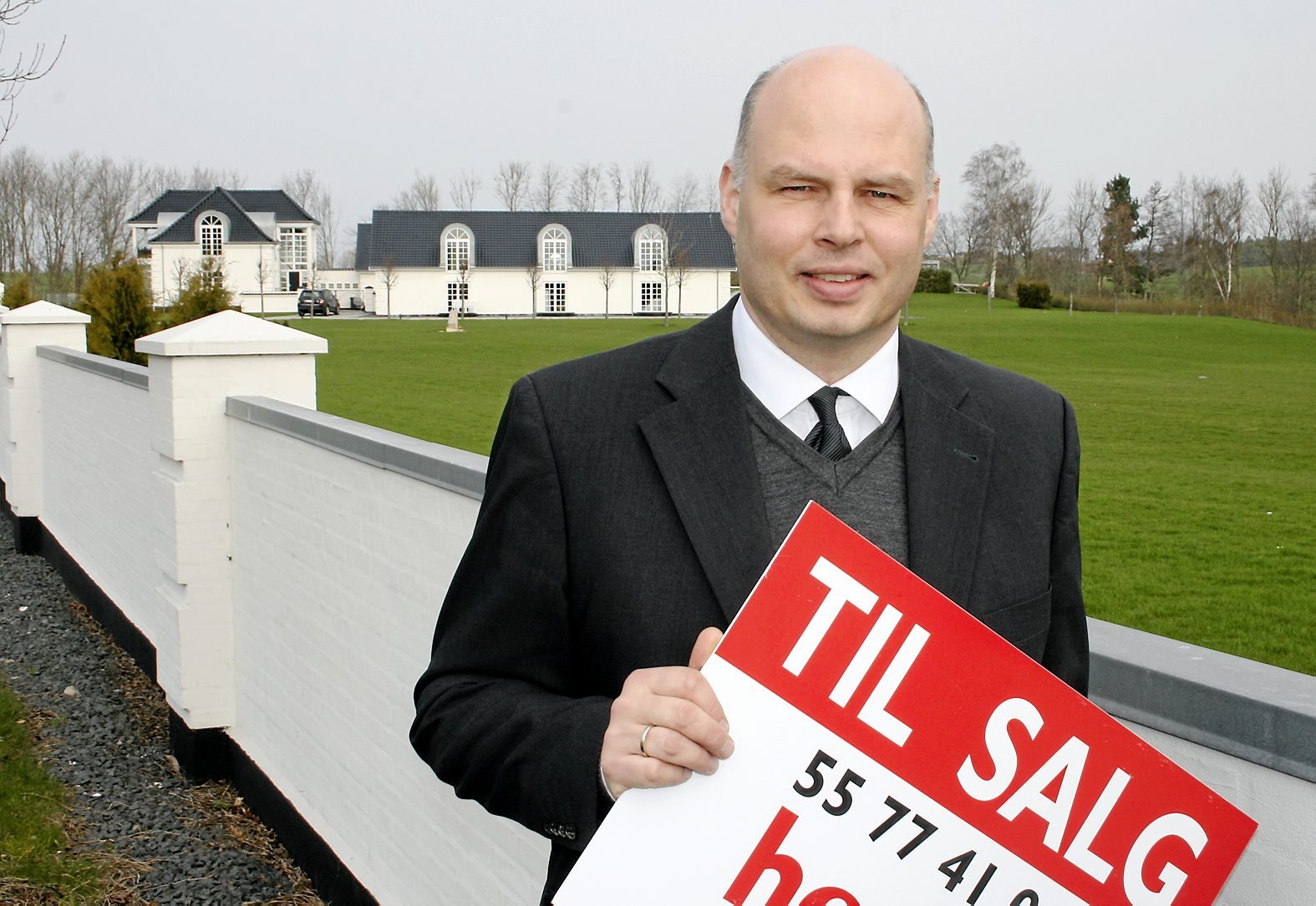 Køberen skal dokumentere at han kan betale de 10 millioner kroner for at få lov til at komme på rundvisning i den 1400 kvadratmeter store lystgård i Vester Egesborg