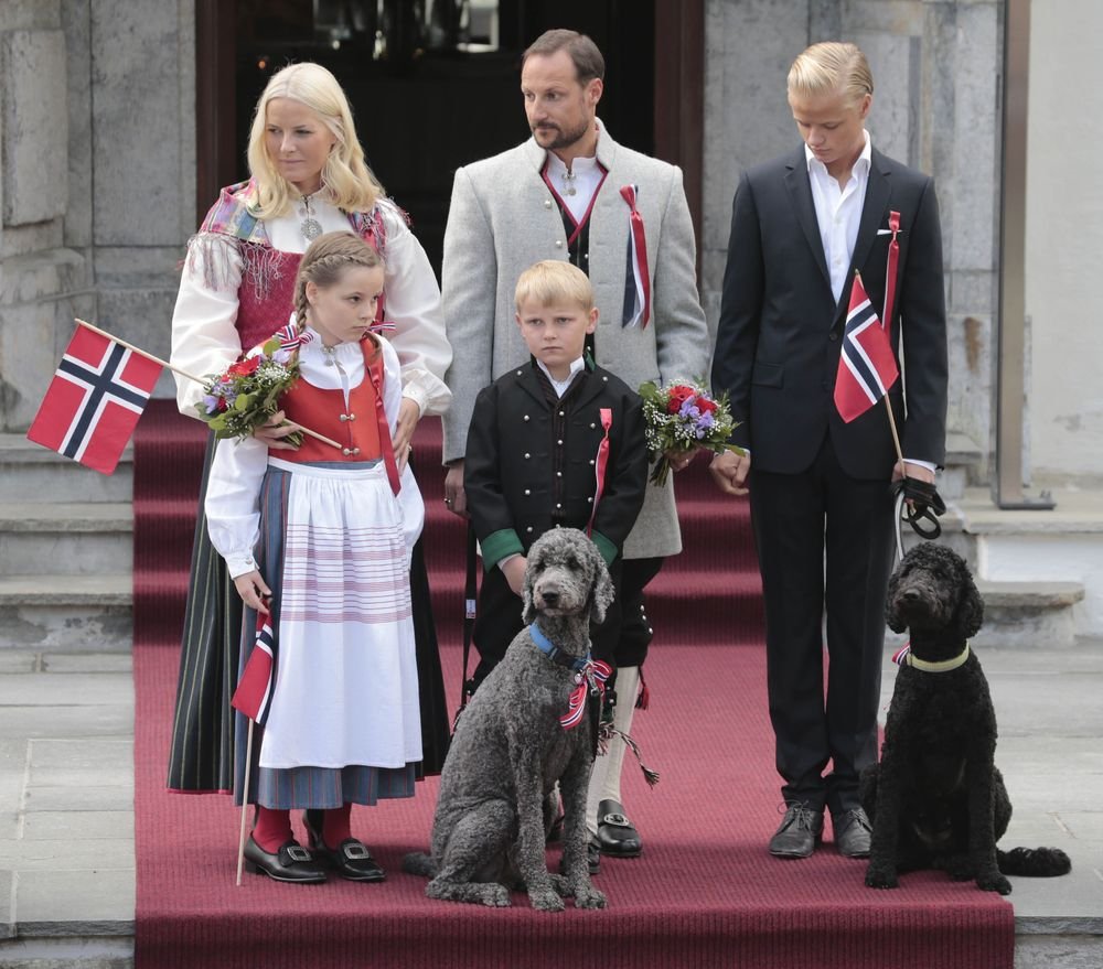 Det norske kronprinspar har valgt at flytte deres børn fra folkeskolen og over i privatskole.