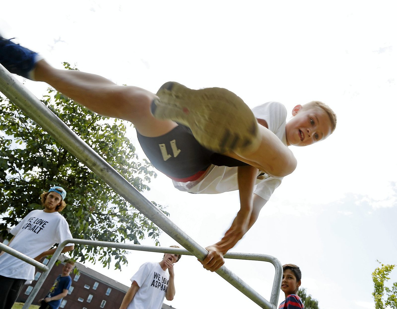 Den årlige fejring af gadeidræt, Street GAME, nåede til Avedøre i Hvidovre. Her sørgede en dj for musik og deltagerne kastede sig ud i disciplinerne street basket, street dance og parkour under åben himmel.