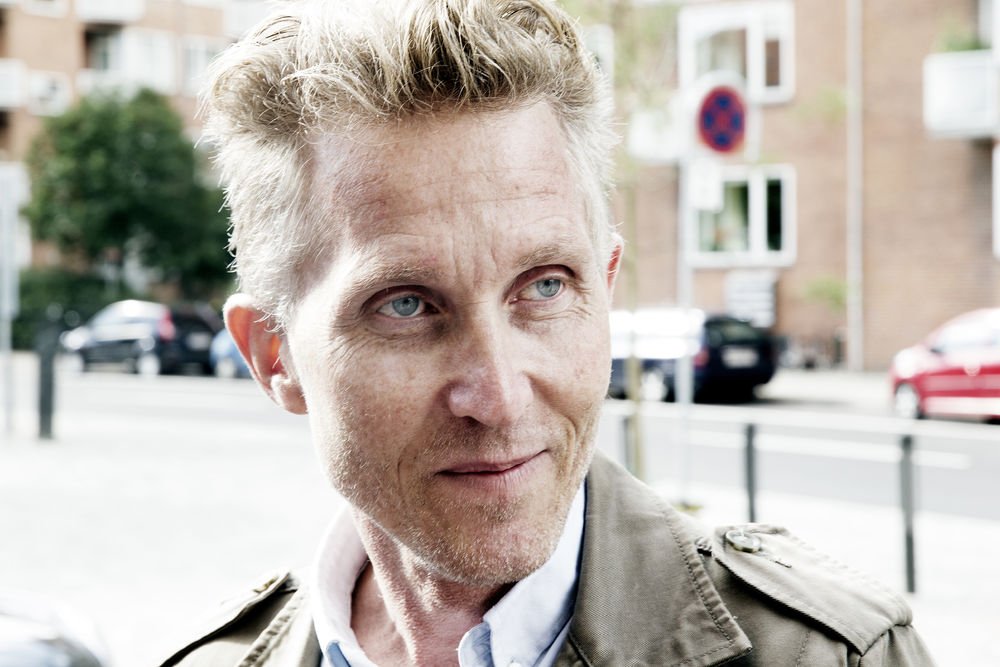 Et godt venskab og konsekvenserne af en politianmeldelse af Brian Holm fik faren til krænket pige til at tøve.