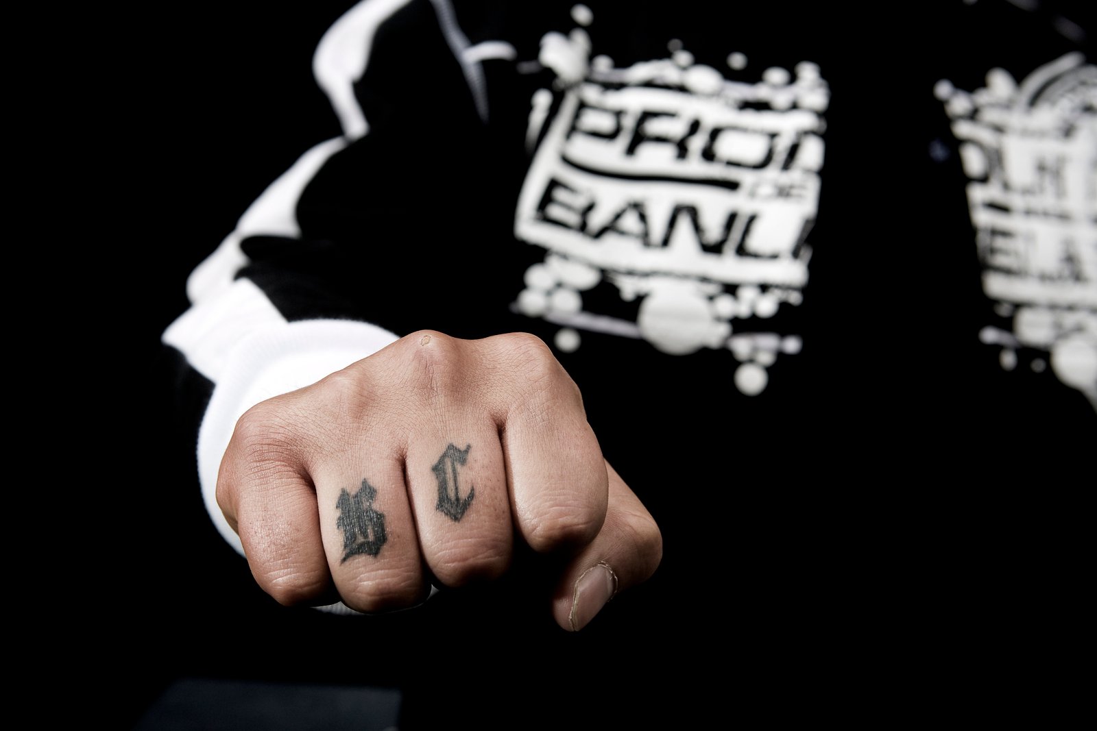 Det har topprioritet for regeringen at slå ned på banderne, siger justitsministeren, som angriber Venstre.