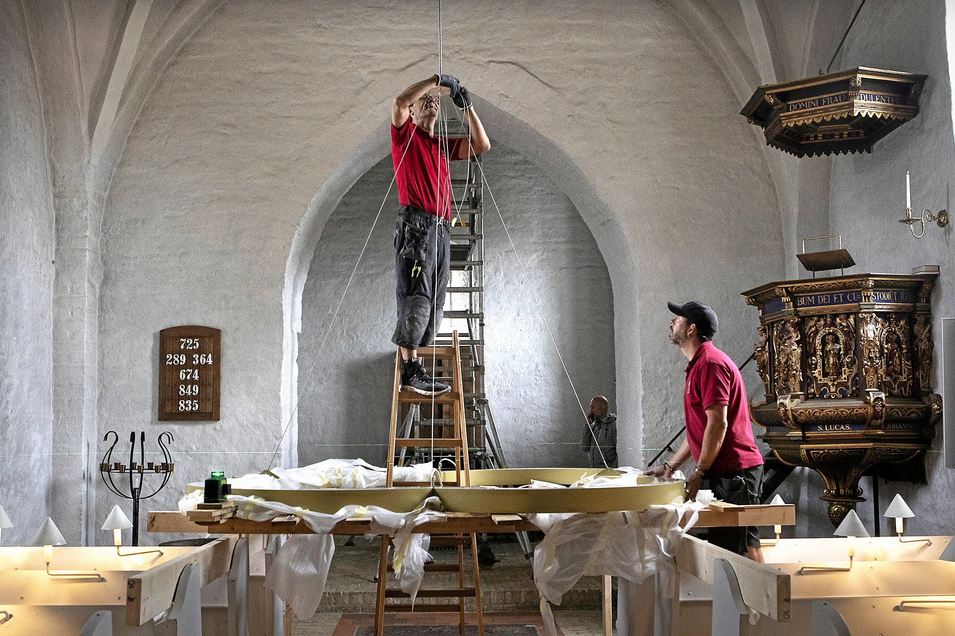 De nye lysekroner kommer til at hænge i fem meters højde