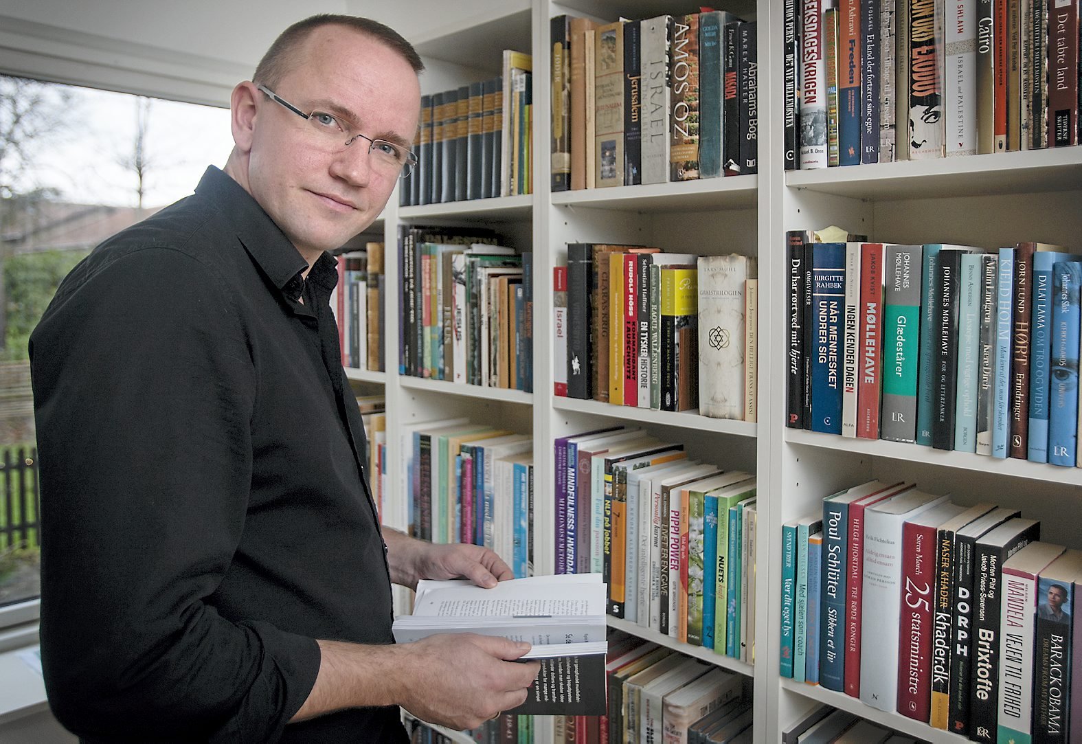 Journalist Rasmus Birkerod holder foredrag i Kirkeladen i Holbæk.