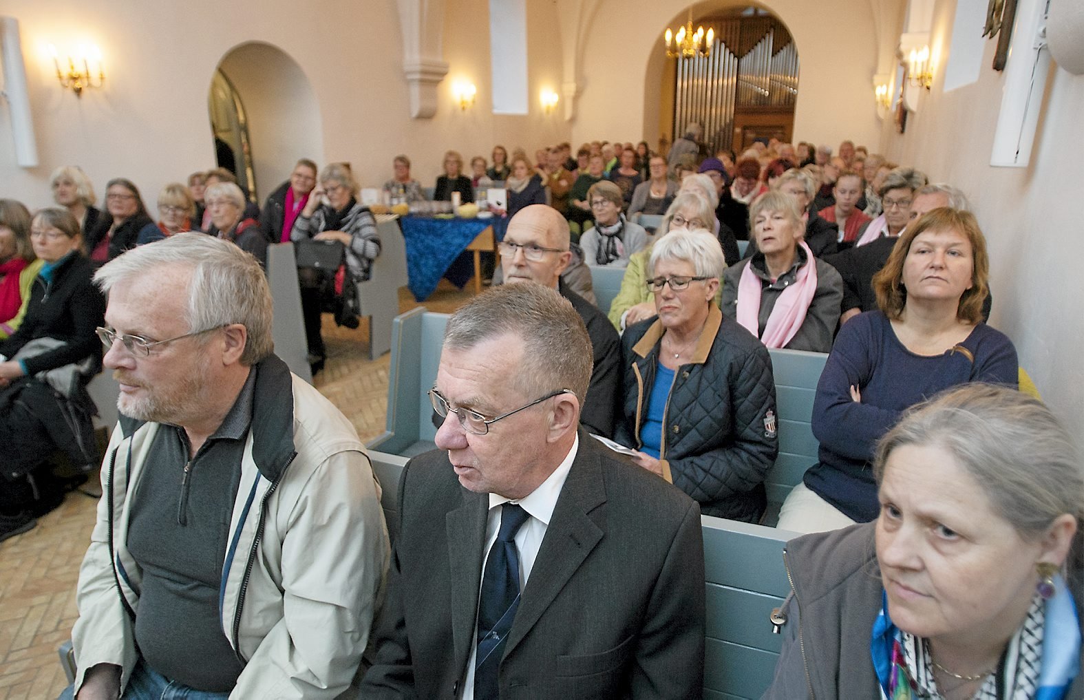 GLUMSØ: En mørk, blæsende og regnvåd novemberdag bragte Tommy T. Corfixen, Ditte Corfixen, Rikke Brandt og Kenneth Reiner lys og vellyd ind i Glumsø Kirke. Det var i søndags, da de fire musikere holdt gudstjeneste med Leonard Cohen som omdrejningspunkt. Det blev gjort med stor musikalitet og med et glimt i øjet.