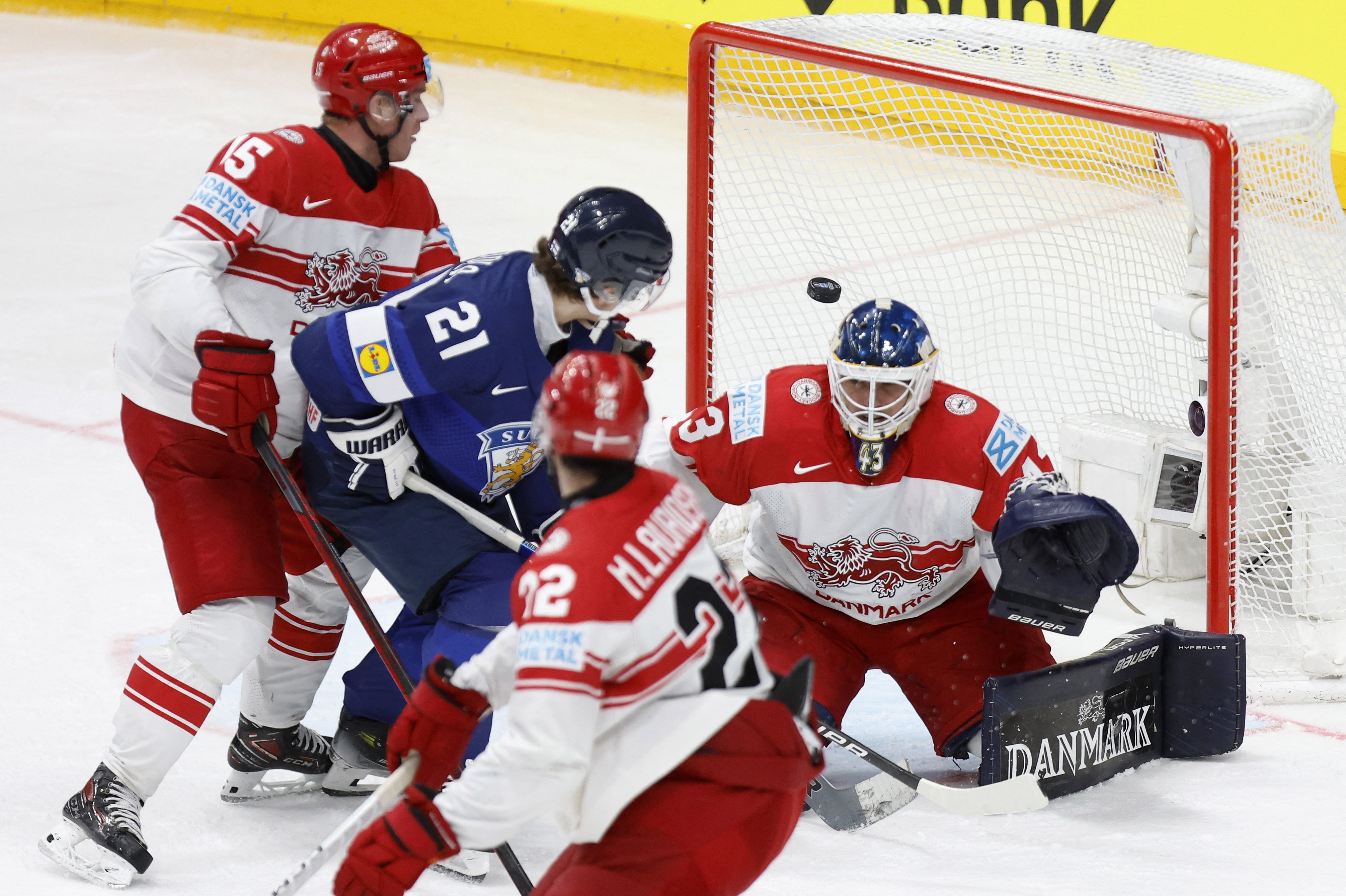 Danmark - her ved det forgangne VM mod Finland - har ved VM næste år hjemmebane i Herning. (Arkivfoto).