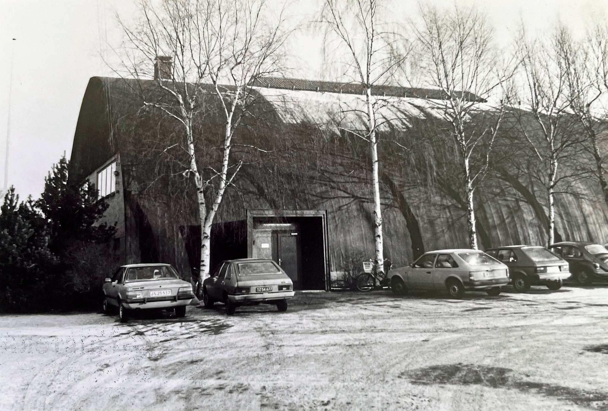 Centerhallen hed oprindeligt LB Hallen og havde sin hovedindgang her på siden af bygningen, hvor der i dag er bagindgang.