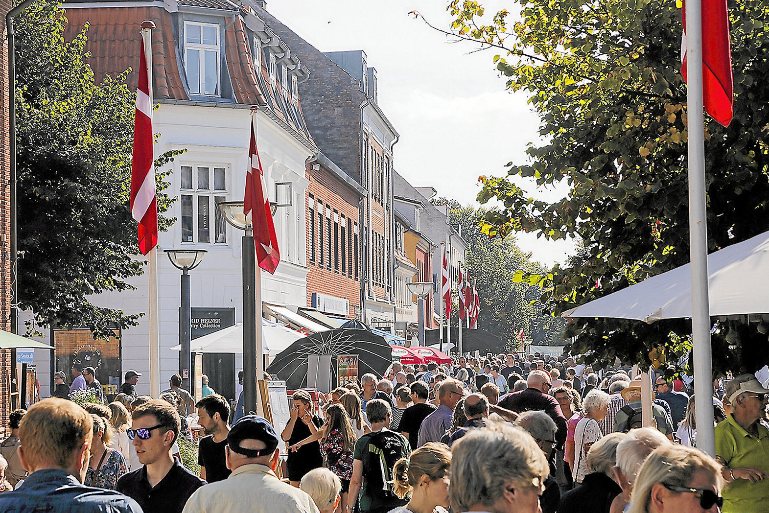 Det årlige slotsmarked i Fredensborg vender tilbage traditionen tro. - Kenn Thomsen Det årlige slotsmarked i Fredensborg vender tilbage traditionen tro.