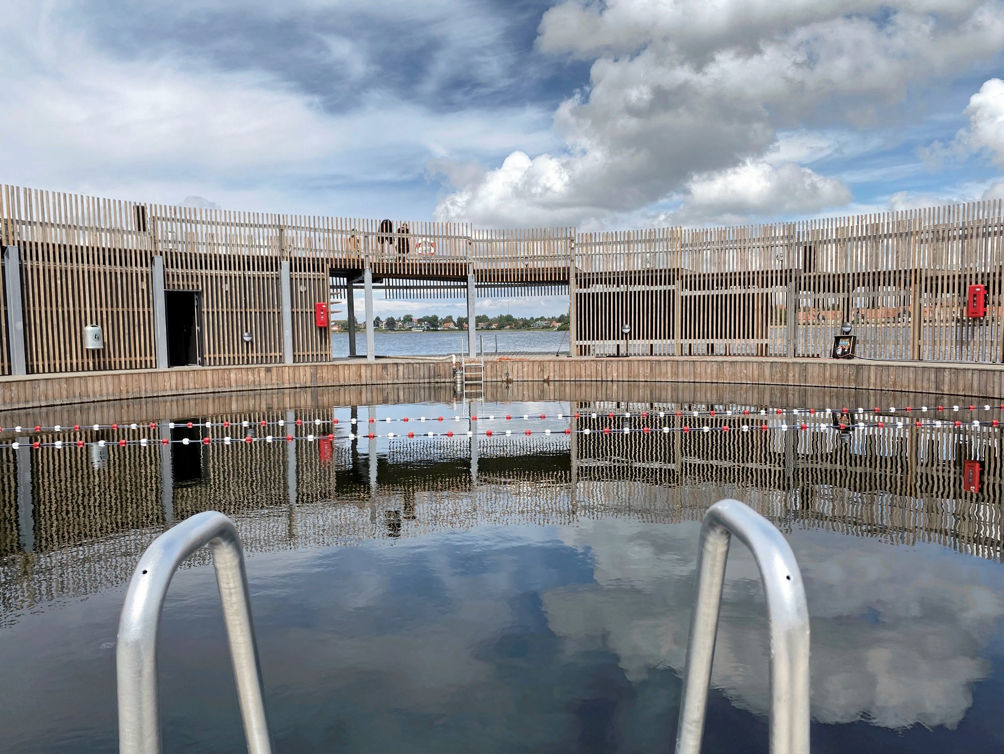 De indendørsfaciliteter i Frederikssund Havnebad er blevet ramt skimmelsvamp, og det har taget længere tid end først antaget at få løst problemerne.