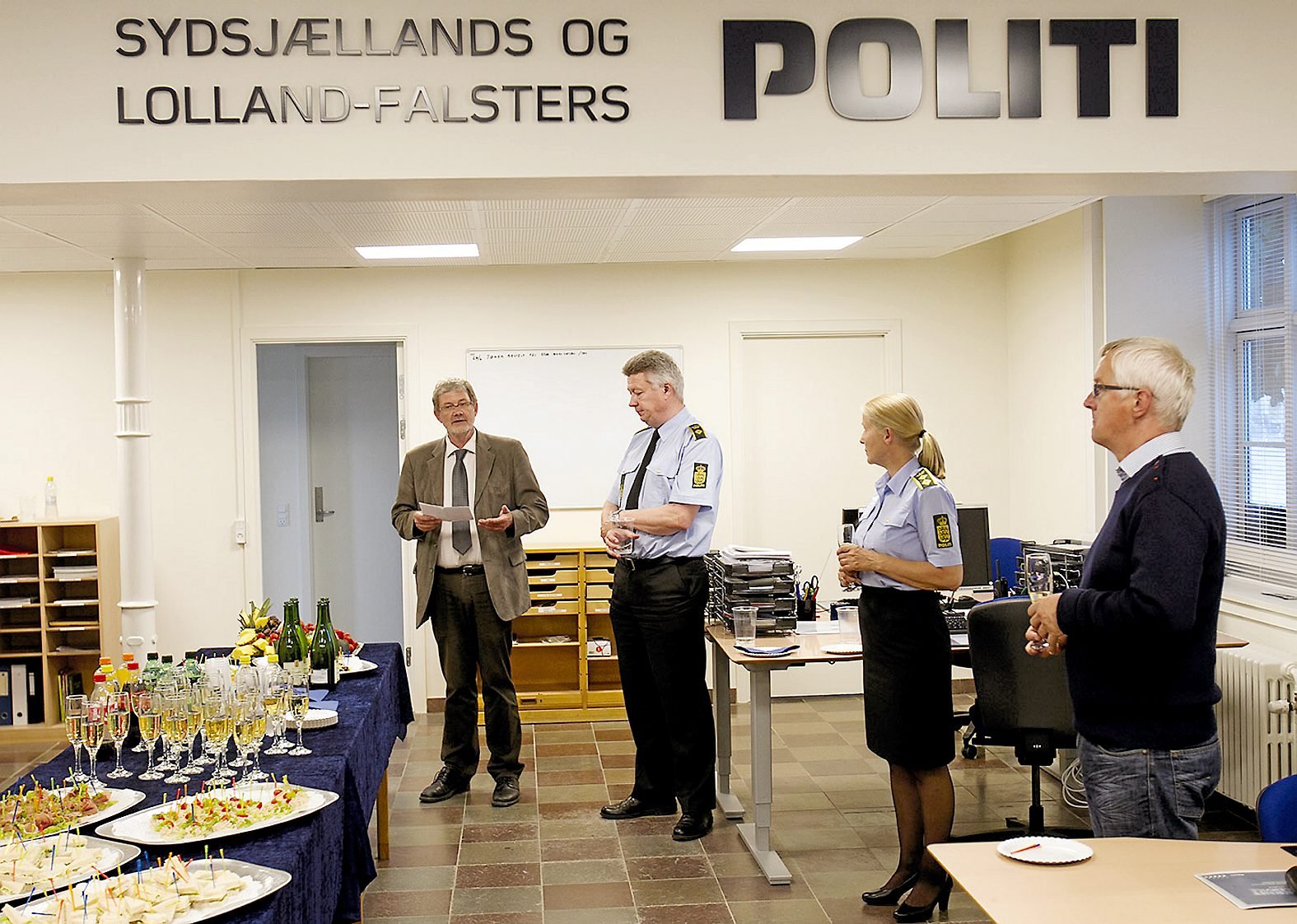 Episoden fandt sted foran og inde på nærpolitistationen i Haslev, der blev indviet i en tidligere kiosk i 2014, hvor billedet her stammer fra.