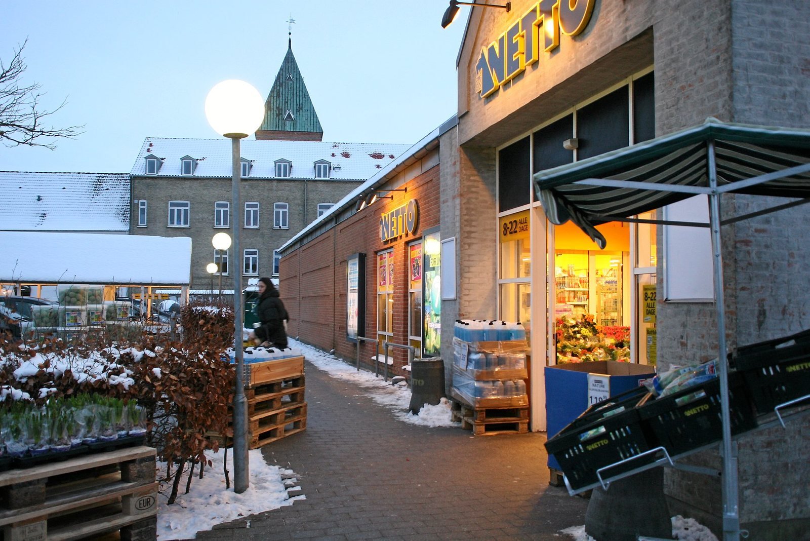 Kunder i Netto i Nørregade har handlet med en vagtmands bevågenhed. Det kan være, han kommer igen.
