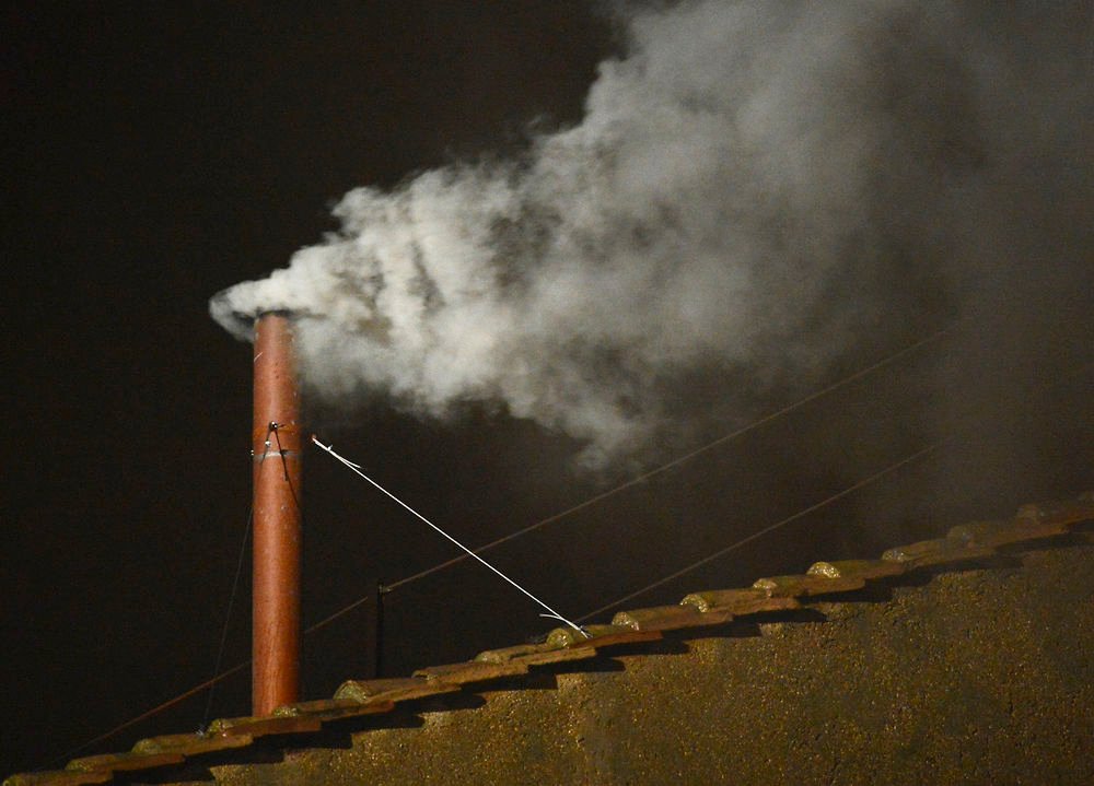 Hvid røg stiger fra Vatikanet i Rom, efter at 115 kardinaler har udpeget en ny pave.
