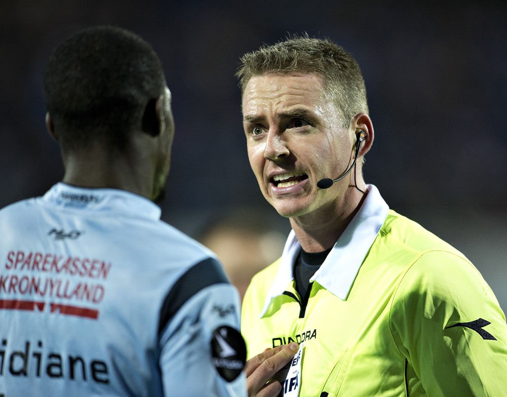 Dansk Boldspil-Union (DBU) efterlyser flere dommere, og unionen sætter nu grundkursus ned til halv pris.