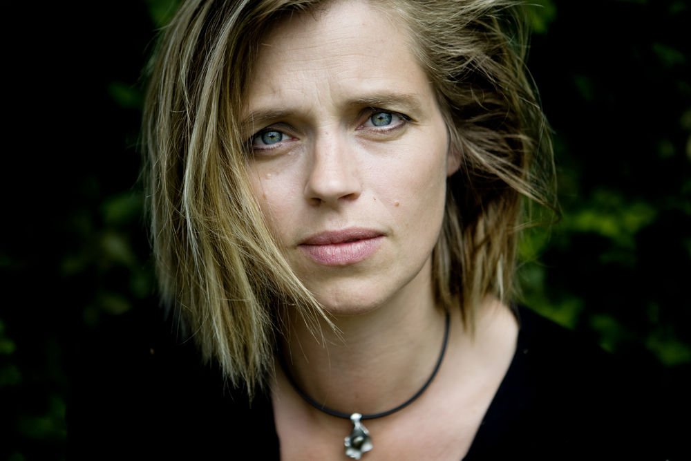 Forsker undrer sig over ministerens tøven over for Katrine Winkel Holm, der har blandet sig i DR's produktion.
