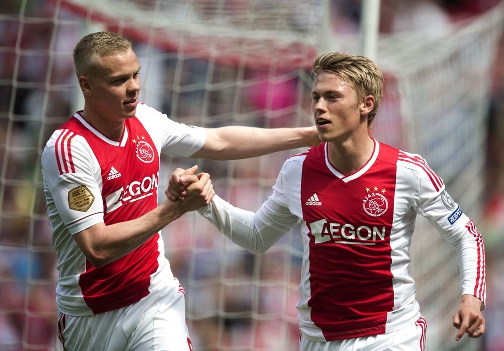 Ajax blev hollandsk mester i fodbold på en dag, hvor både Christian Eriksen og Viktor Fischer scorede.