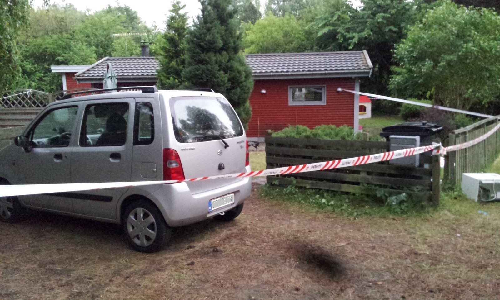 Betjente forsøgte at redde ofret ved at yde førstehjælp. Politiet kalder det et "mistænkeligt dødsfald".