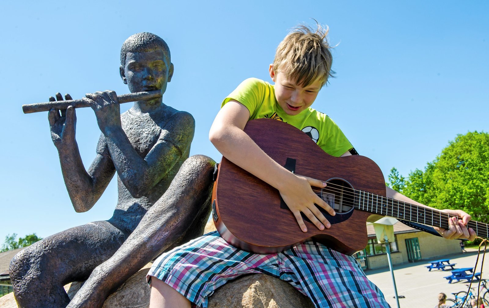 Fløjtespilleren er blevet Asnæs Skoles varetegn. I daglig tale kaldes statuen for "Bobjergdrengen".