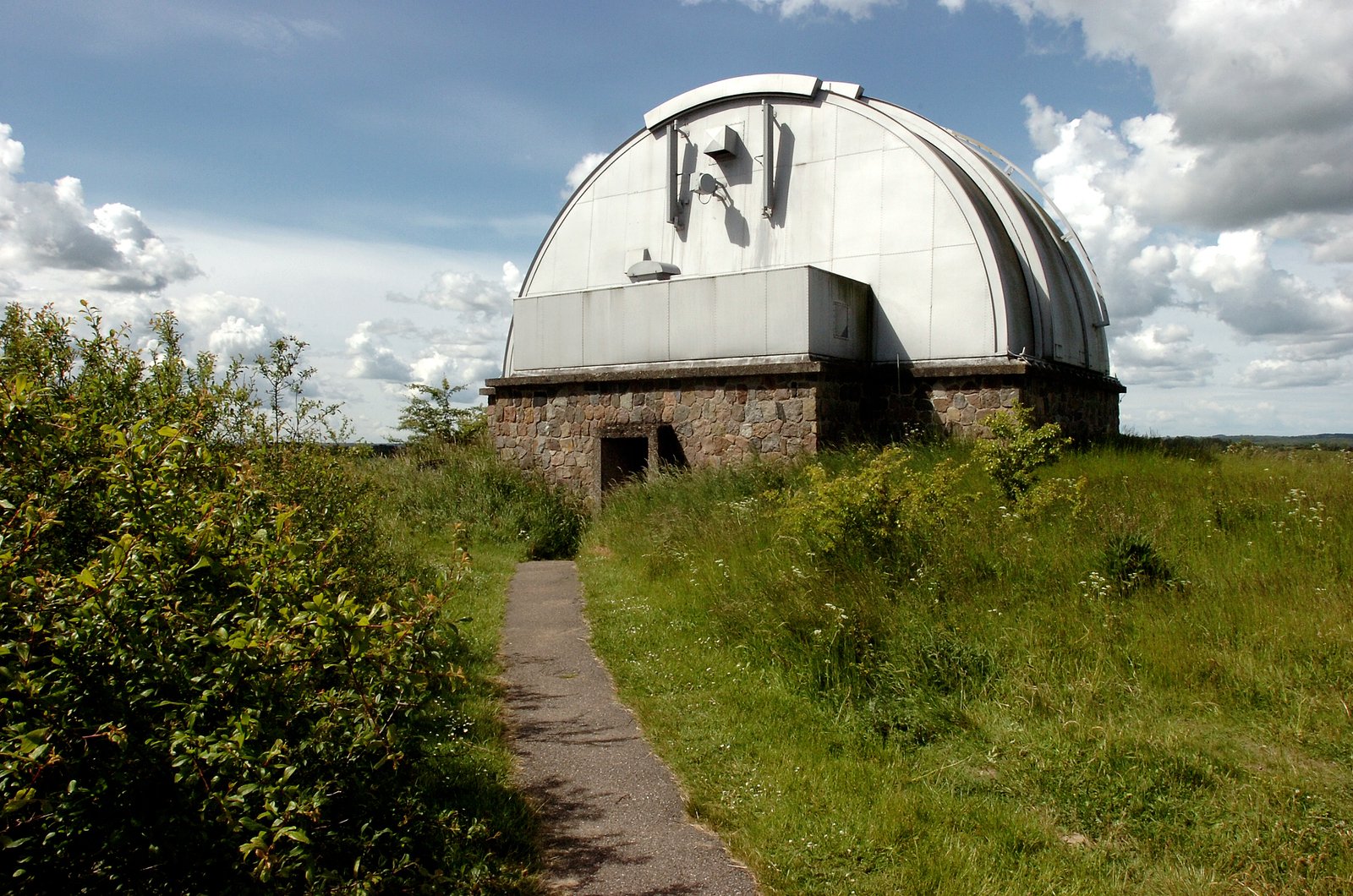 Bakken med det astronomiske observatorium i Brorfelde er overdraget til statens ejendomsselskab Freia og sat til salg. Danmarks Naturfredningsforening ønsker bakken fredet hurtigst muligt. Holbæk Kommune har ikke svaret på en henvendelse i juni.