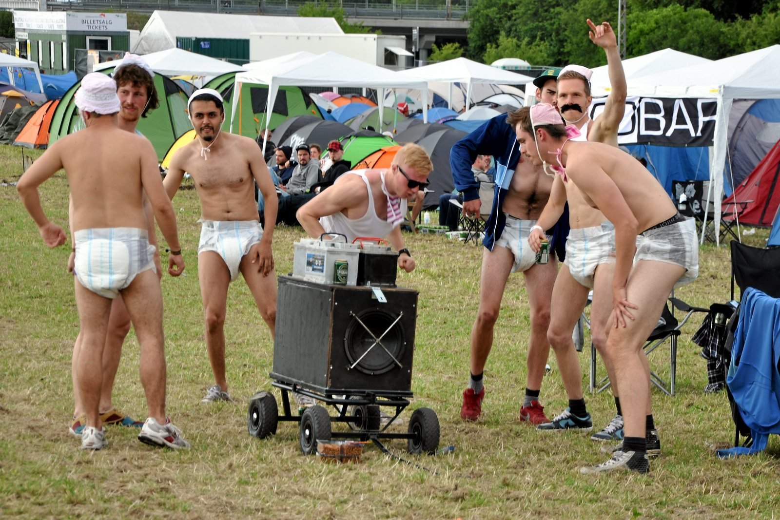 Måske er det løsningen? Det kan i hvert fald gå ud over toiletforholdene, hvis foreningerne ikke kan skaffe nok frivillige til Roskilde Festival.