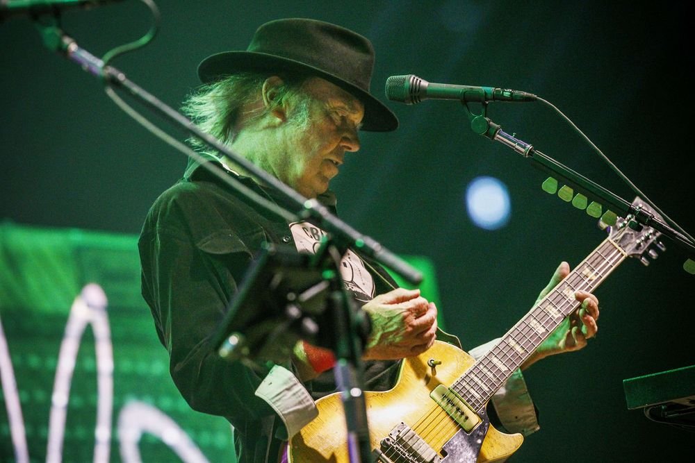 En ulykke tvinger Neil Young til at aflyse sin Europa-tour, og det rammer koncerten i Forum.