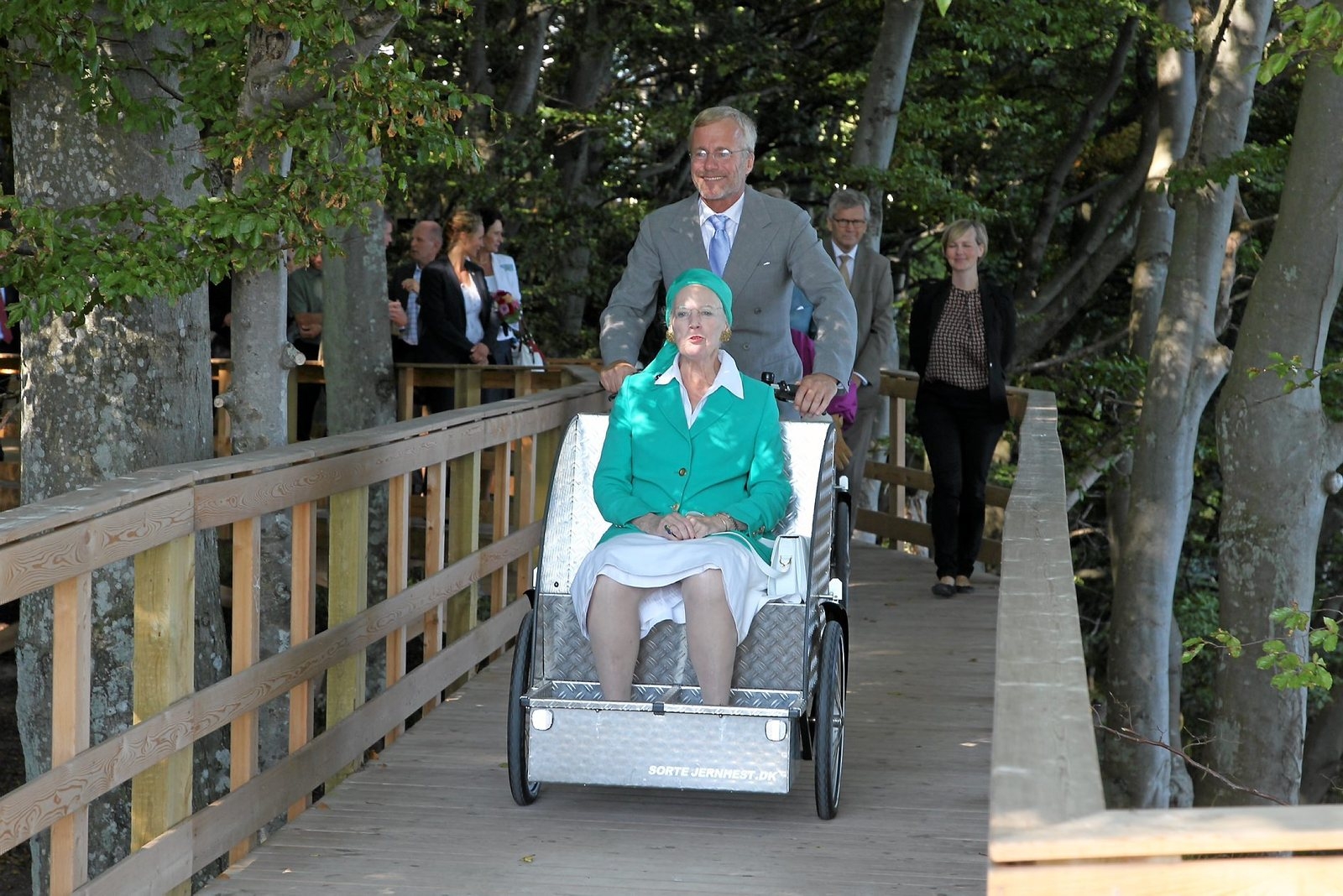 Dronning Margrethe har besøgt Møns Klint flere gange gennem årene. Her er det fra 2013, hvor Nils Natorp gav hende en cykeltur på boardwalken langs klintekanten. - Hans Jørgen Johansen Dronning Margrethe har besøgt Møns Klint flere gange gennem årene. Her er det fra 2013, hvor Nils Natorp gav hende en cykeltur på boardwalken langs klintekanten.