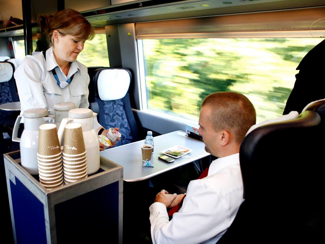 DSB fjerner underskudsgivende salgsvogne fra størstedelen af sine tog fra på mandag.