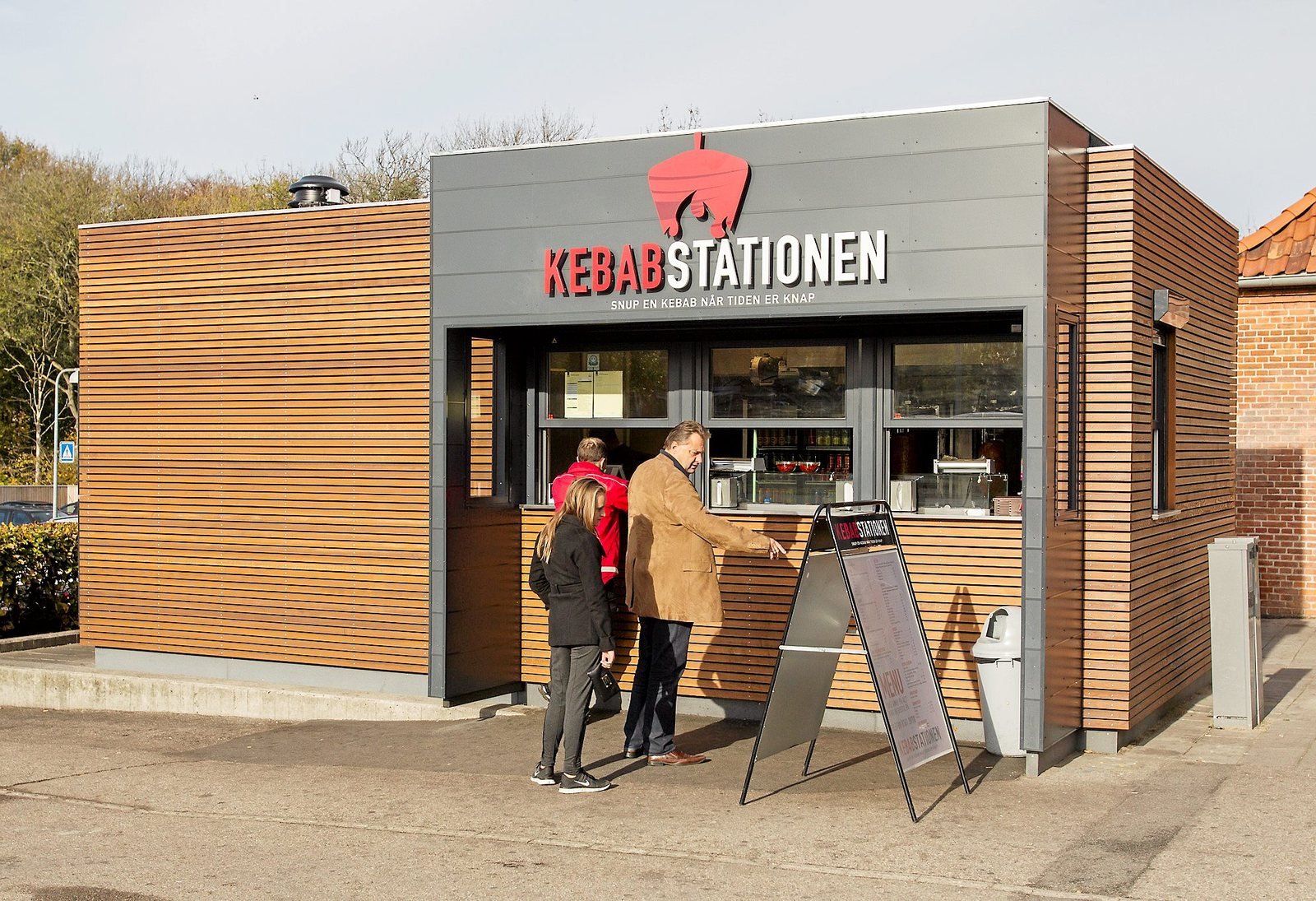 Kebab Stationens bygning på Kokkedal Station er fra 2013. Bygningen fik ved branden beskadiget vægbeklædningen ved skraldespanden til højre i fotoet