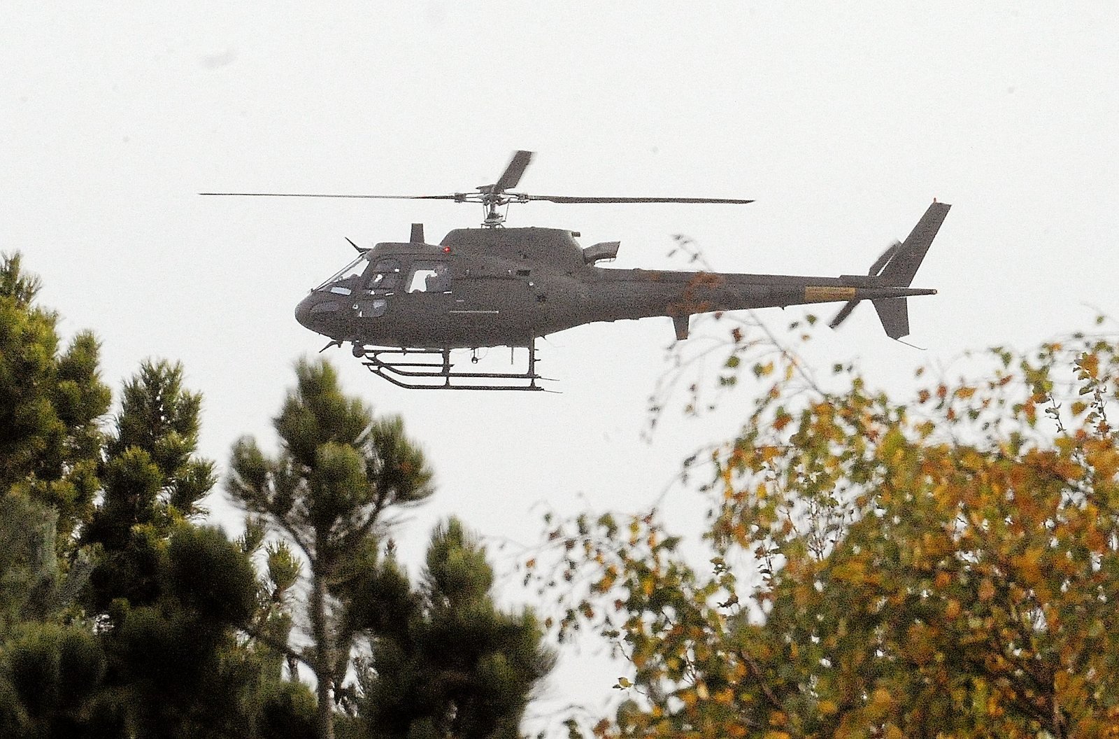 Der måtte en helikopter til, før en mand kunne komme ned fra et tag. Han var ellers selv kravlet derop.