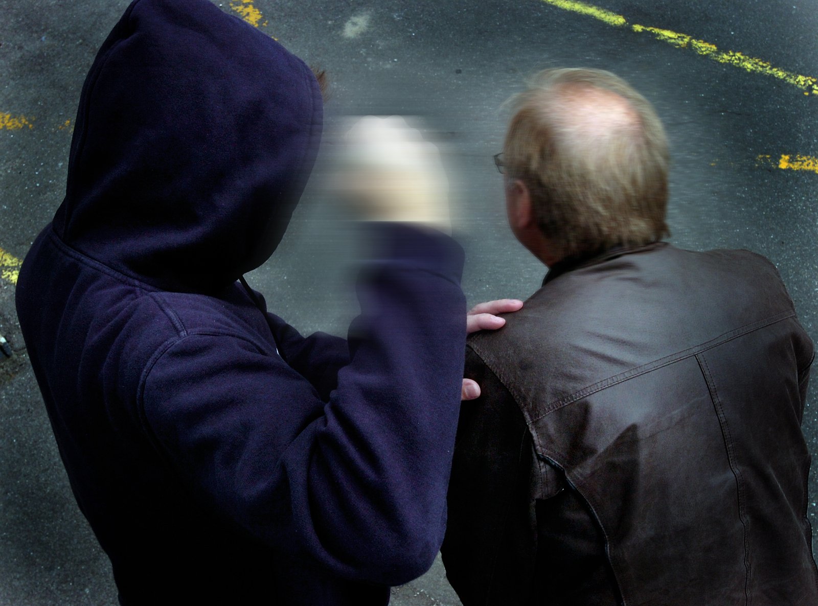 Nykøbing: Politiet anholdt lørdag klokken 2.50 en 18-årig mand fra Nykøbing for vold på diskotek Whats Up på Algade i Nykøbing. Han havde slået en 16-årig dreng fra Vipperød i ansigtet, så den 16-årige fik en flænge over øjet og slået en tand ud. Det hele kom sig af en diskussion mellem de to. Begge havde indtaget spiritus. Den 18-årige blev sigtet for vold og kan nu se frem til et retligt efterspil.