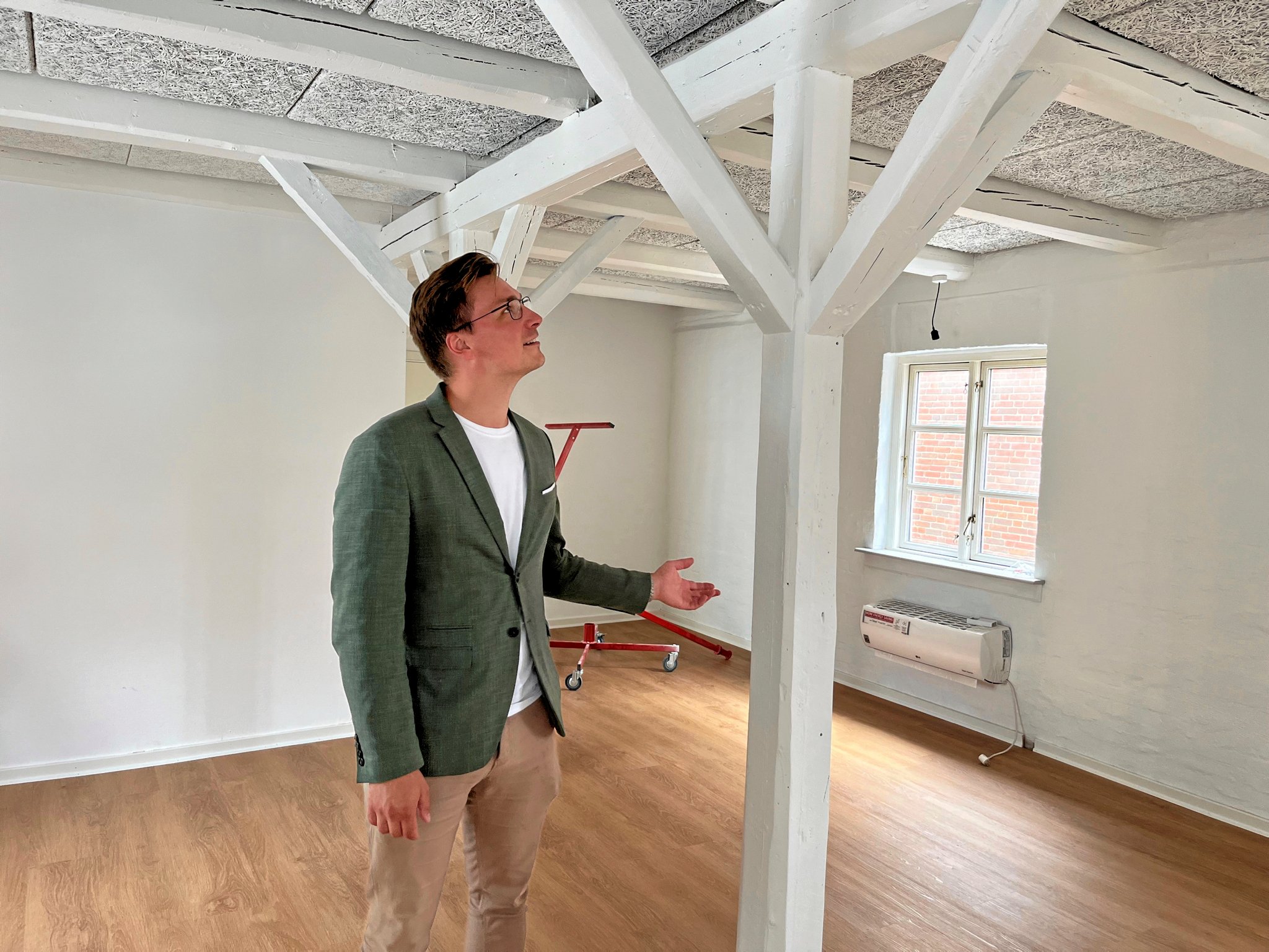Renovationen af lokalerne er i fuld gang, og Mathias Knudsen fra Ivan Eltoft Nielsen regner med, at den nye Kalundborg-filial slår dørene op senest i begyndelsen af august.