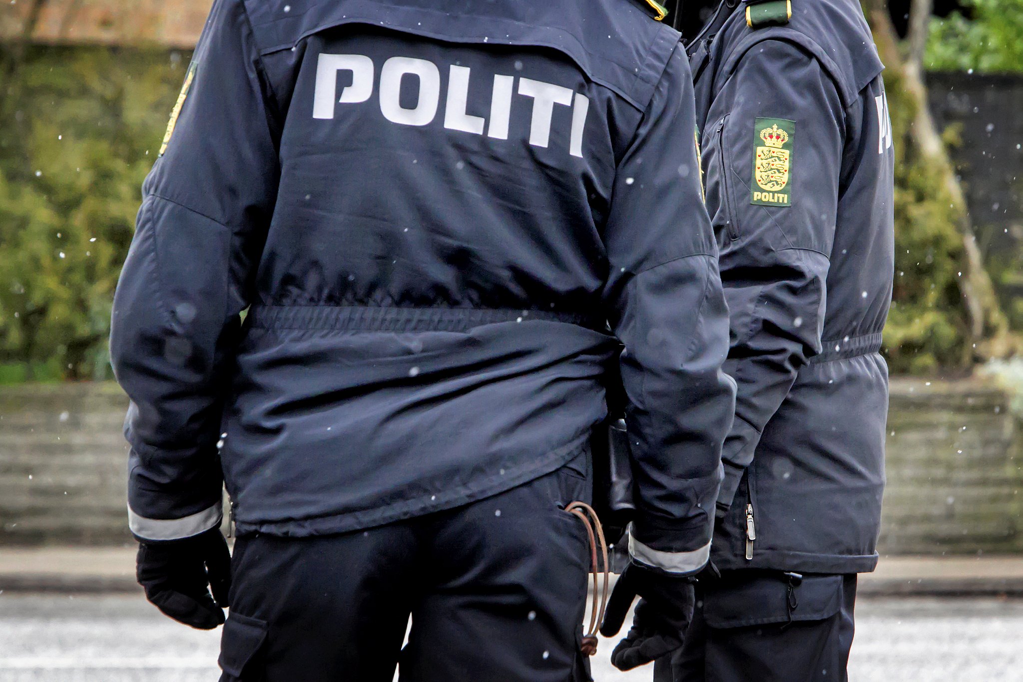 Politiet har indledt en efterforskning af et overfald mod to 15-årige, som blev begået af en større gruppe unge.